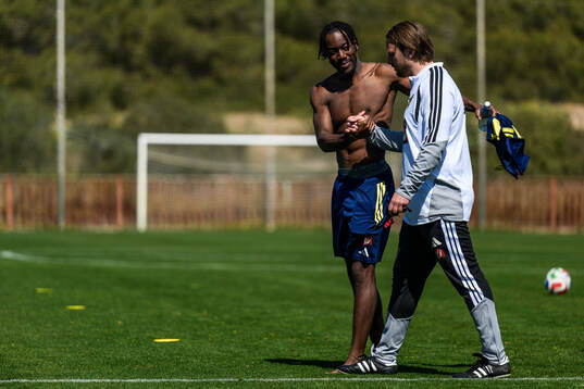 Anthony Elanga and assistant coach Björn Hamberg of the