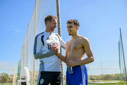 head coach Graham Potter and Yasin Ayari of the Swedish