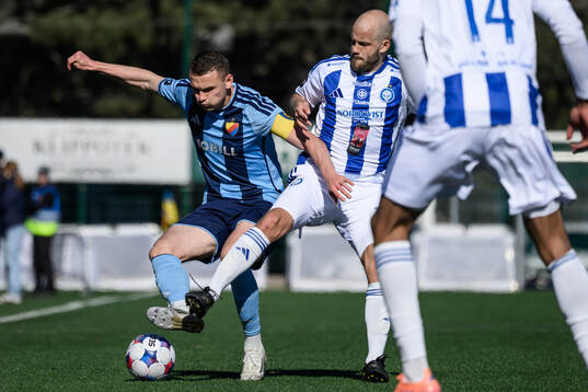 Djurgårdens Piotr Johansson och HJK Helsingfors Teemu Pukki