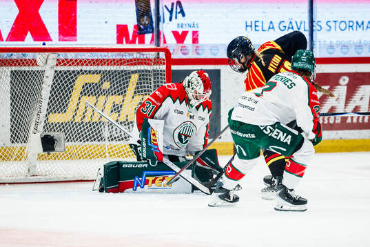 Frölundas målvakt Andrea Brändli och Brynäs Jenniina