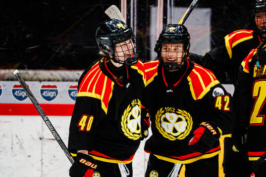 Brynäs Noora Tulus och Viivi Vainikka jublar