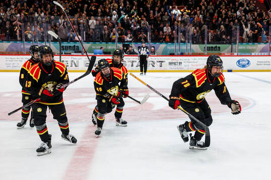 Brynäs spelare jublar med Elin Svensson