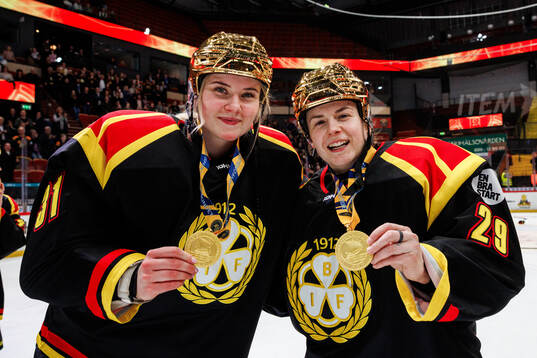 Brynäs målvakt Ena Nystrøm och målvakt Klara Peslarova