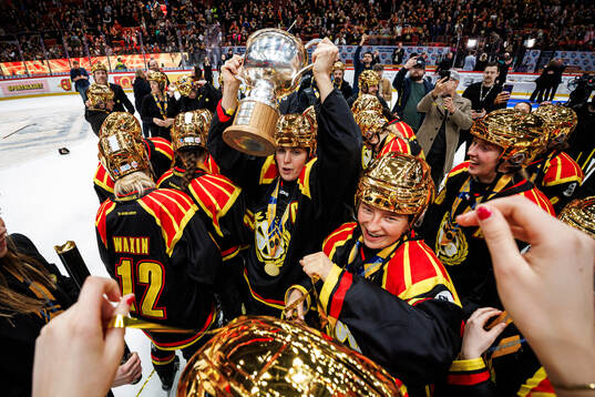 Brynäs spelare jublar med pokalen
