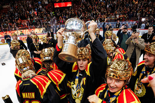 Brynäs spelare jublar med pokalen