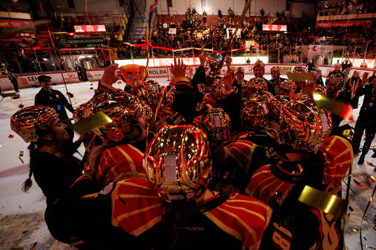 Brynäs spelare jublar med pokalen