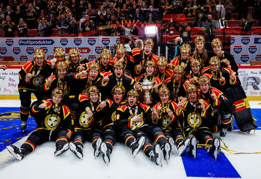 Brynäs spelare jublar med pokalen