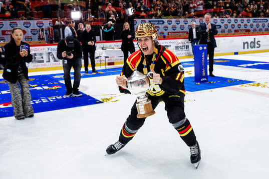 Brynäs Julia Östlund jublar med pokalen