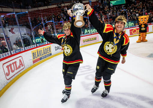 Brynäs Mina Waxin och Sara Cajanova jublar med pokalen
