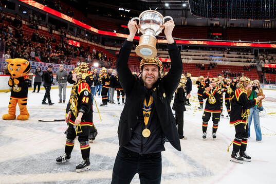 Brynäs tränare Filip Eriksson jublar med pokalen