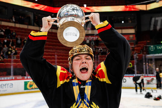 Brynäs Elin Svensson jublar med pokalen