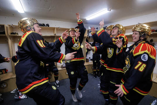 Brynäs Maude Poulin-Labelle och Elin Svensson  jublar