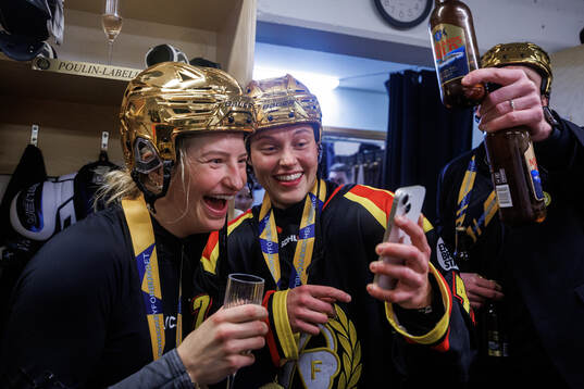 Brynäs Jenniina Nylund och Viivi Vainikka jublar
