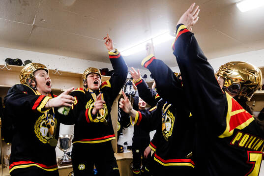 Brynäs Anna Brenkle och Elin Svensson jublar