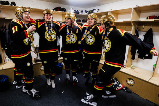 Brynäs Anna Brenkle och Elin Svensson jublar
