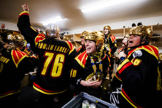 Brynäs Noora Tulus och Emma Bergesen jublar