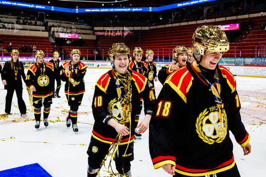 Brynäs Noora Tulus och Jenniina Nylund jublar