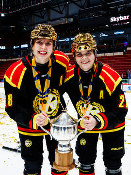 Brynäs Jenny Antonsson och Hanna Thuvik jublar