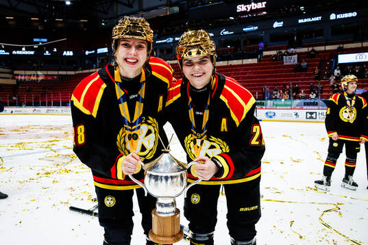 Brynäs Jenny Antonsson och Hanna Thuvik jublar