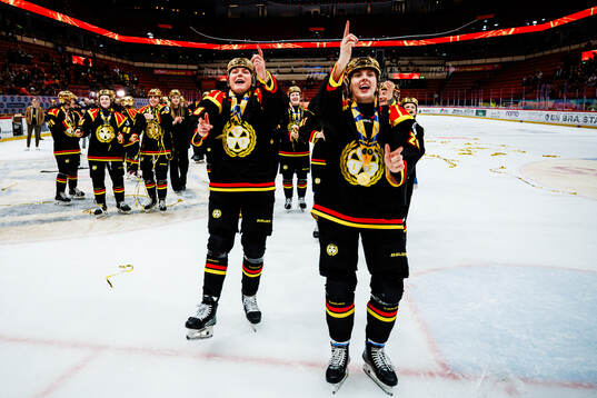 Brynäs Elin Svensson och Jenny Antonsson jublar