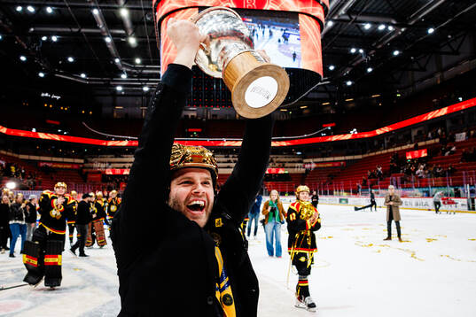 Brynäs tränare Filip Eriksson jublar