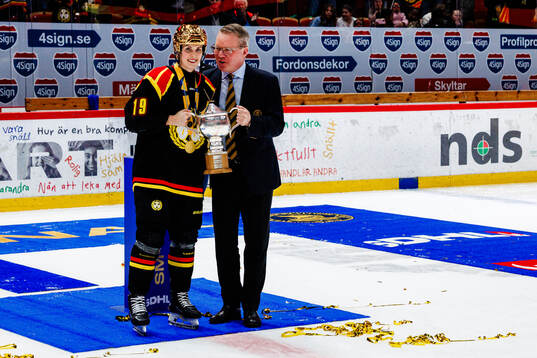 Brynäs Julia Östlund tar emot SM-pokalen