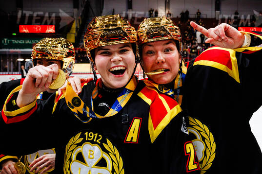 Brynäs Hanna Thuvik och Elin Svensson jublar