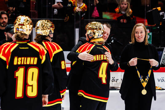 Brynäs spelare tar emot guldmedaljerna