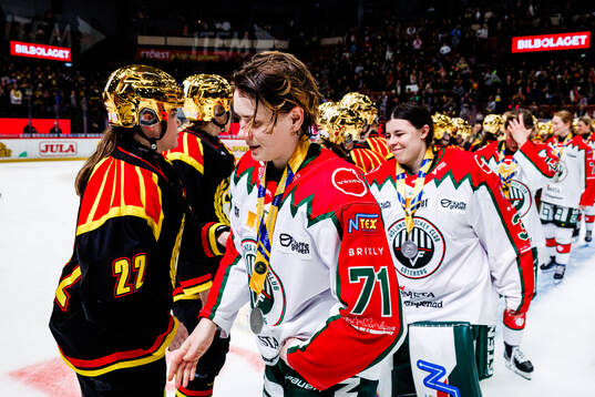 Frölundas Emily Nix deppar och tar Brynäs spelare i hand