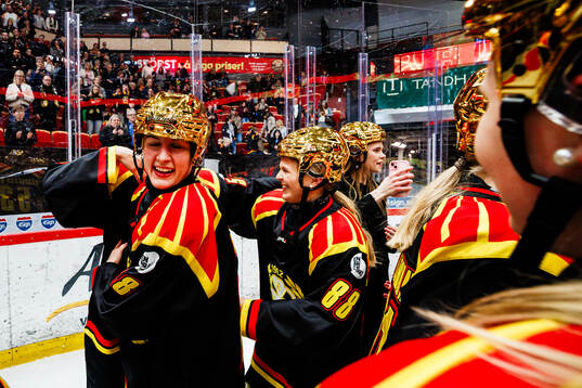 Brynäs Oona Koukkula och Ebba Hesselvall jublar