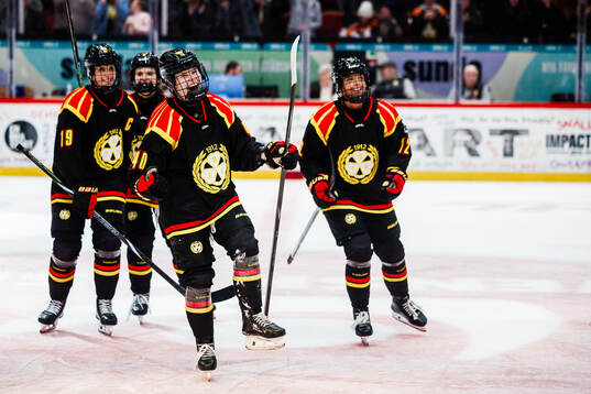 Brynäs Noora Tulus jublar med Julia Östlund och Mina Waxin
