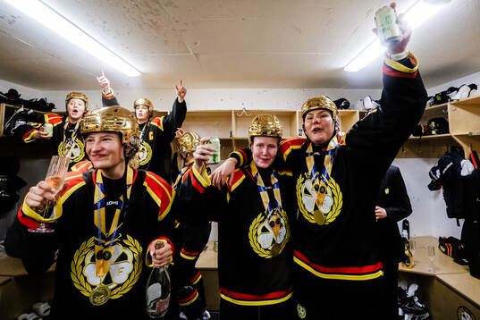 Brynäs Matilda Österman och Elin Svensson jublar