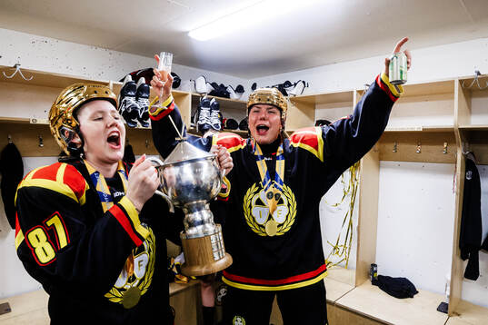 Brynäs Anna Brenkle och Elin Svensson jublar