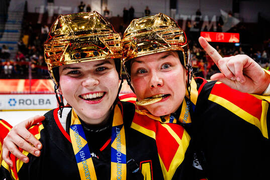 Brynäs Hanna Thuvik och Elin Svensson jublar