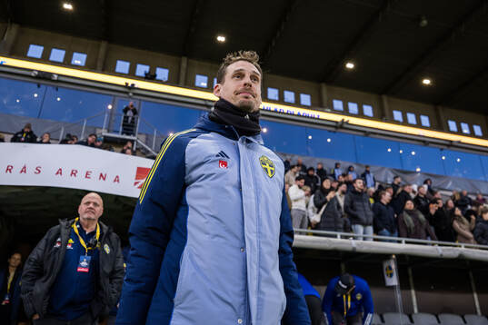 Head coach Daniel Bäckström of Sweden
