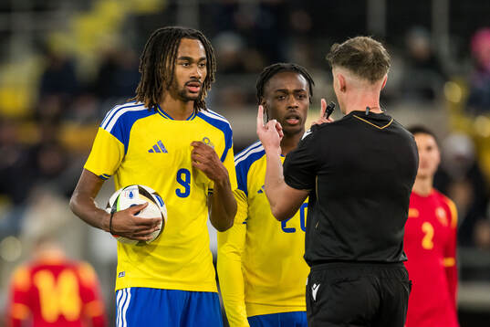 Jonah Kusi-Asare and Richie Omorowa of Sweden and Referee