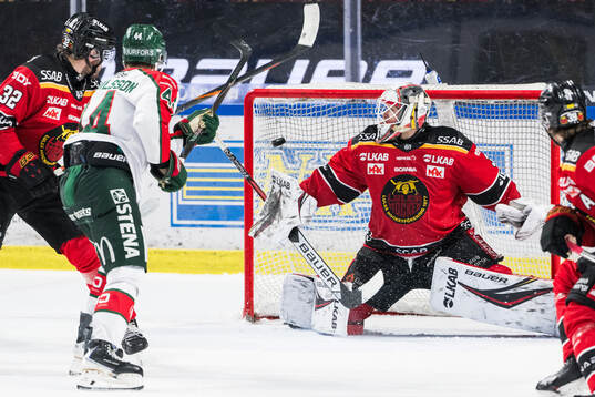 Frölundas Noah Dower Nilsson gör 0-1 bakom Luleås