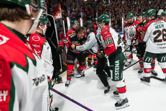 Luleås Pontus Själin i bråk med Frölundas Dominik Egli
