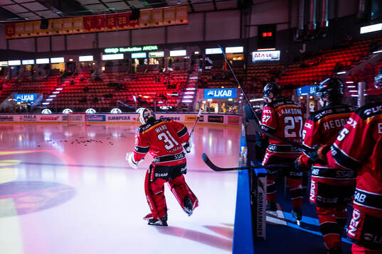 Luleås målvakt Matteus Ward åker in på isen