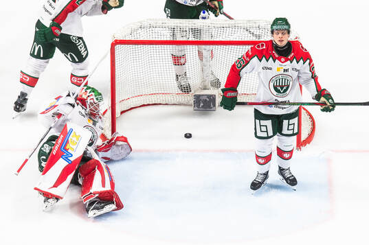 Frölundas målvakt Tobias Normann och Isac Heens deppar