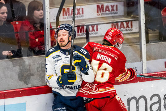 Södertäljes Teemu Väyrynen och Kalmars Eric Norin