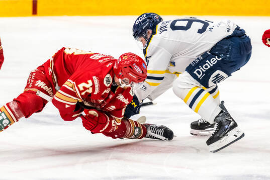 Kalmars Gustaf Westlund och Södertäljes Teemu Väyrynen