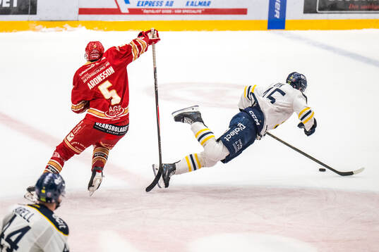 Kalmars Tobias Aronsson och Södertäljes Sebastian Dyk