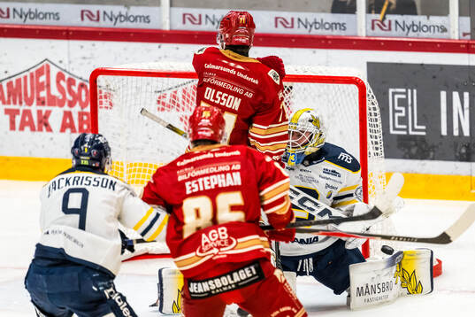 Kalmars Gabriel Olsson och Södertäljes målvakt Love
