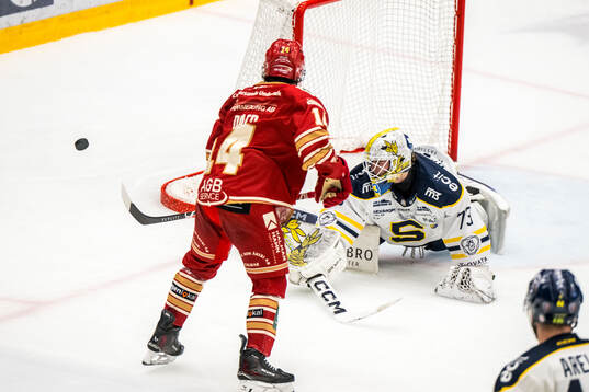 Kalmars George Diaco och Södertäljes målvakt Love