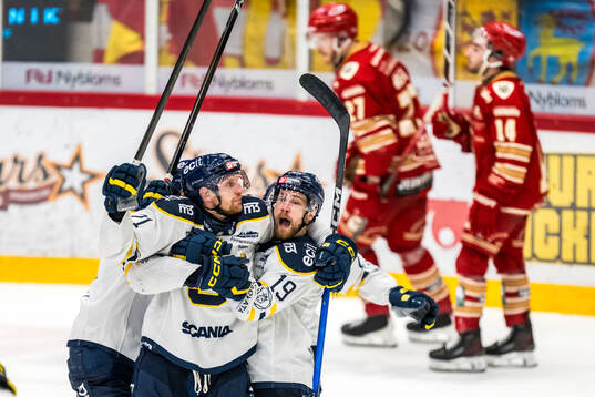 Södertäljes Filip Windlert och Hampus Harlestam jublar