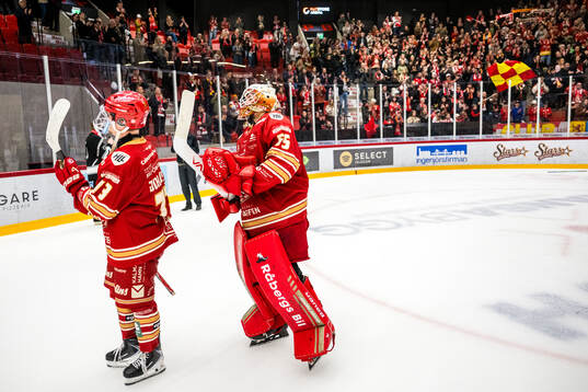 Kalmars Valdemar Johansson och målvakt Jacob Crespin deppar