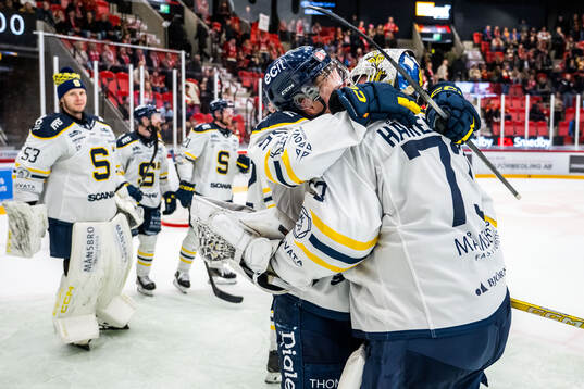 Södertäljes målvakt Love Härenstam jublar