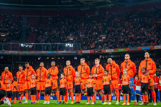 Virgil van Dijk and players of Netherlands line up
