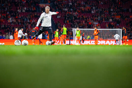 Goalkeeper coach Frode Grodås of Norway warms up